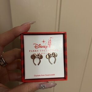 ✨ Disney Parks Minnie Mouse Stud Earrings – Swarovski Crystals ✨